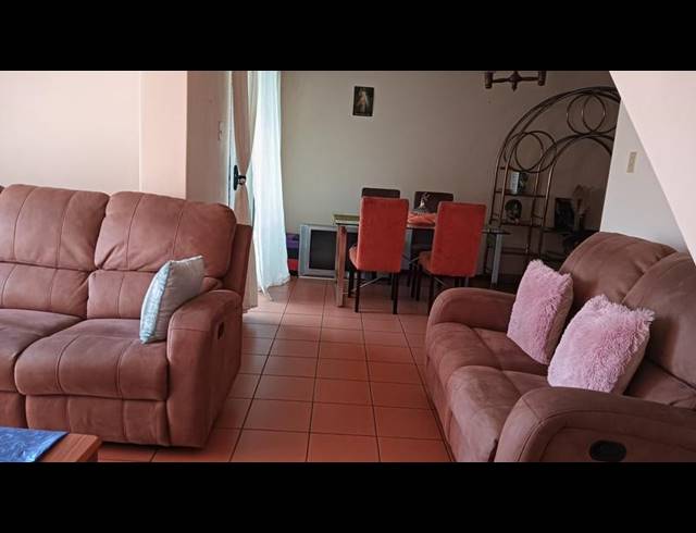 2 BEDROOM PROPERTY TO RENT IN FIELDS HILL